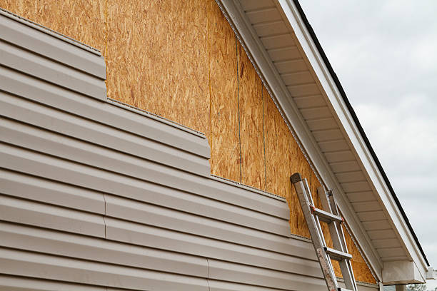 Professional Vinyl Siding technician working in Moyock, NC